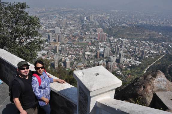 O Pablo e a Andrea no topo do Cerro San Cristobal, em Santiago, capital do Chile